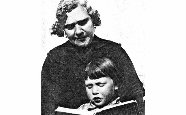 Natividad Yarza fent de mestra (revista 'Estampa', 1934) -  WIkimedia Commons