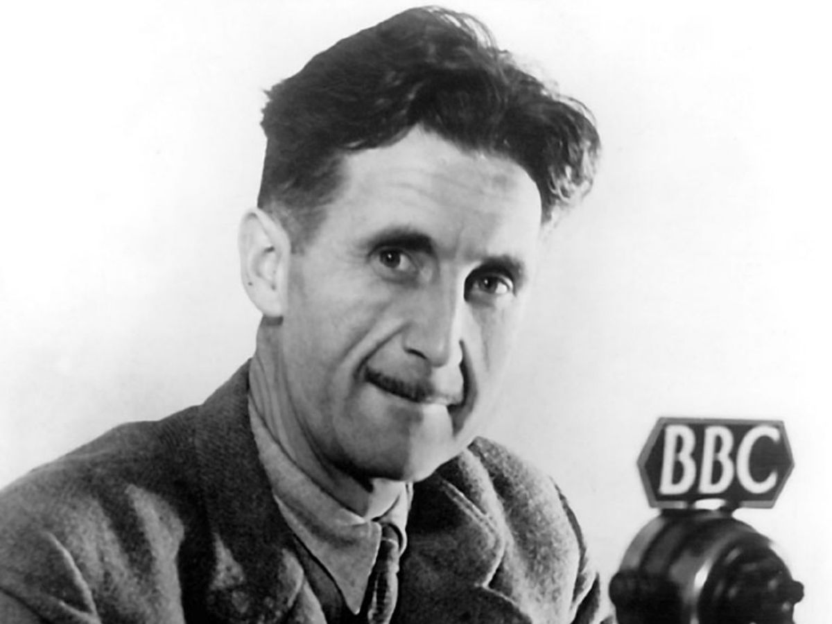 George Orwell parlant al micròfon de la BBC