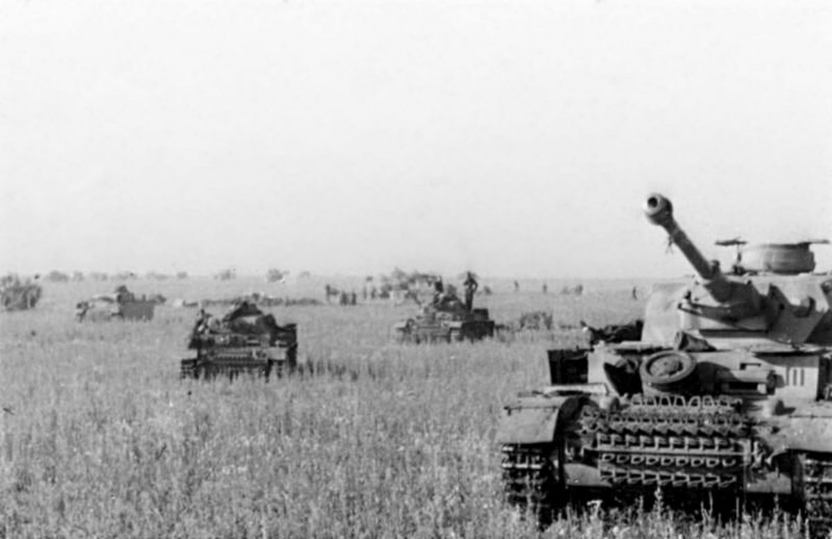Canons d'assalt i tancs alemanys Panzer III i IV, subministrant-se i preparant-se per a l'ofensiva el 21 de juny de 1943